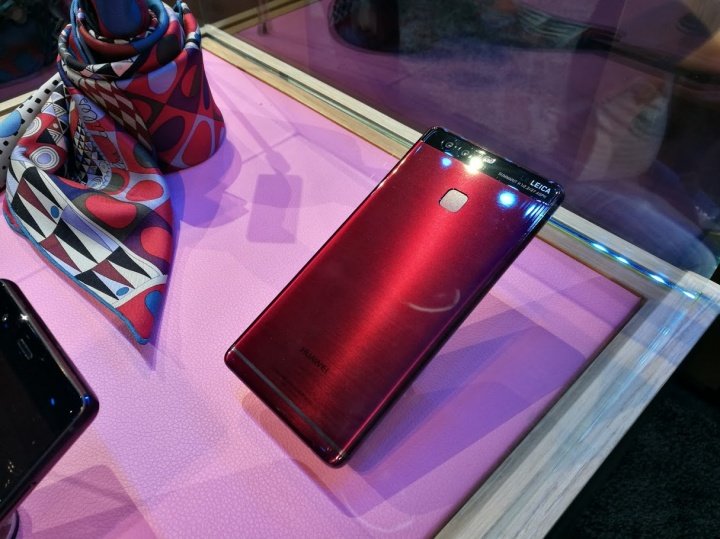 Huawei P9 en azul y rojo