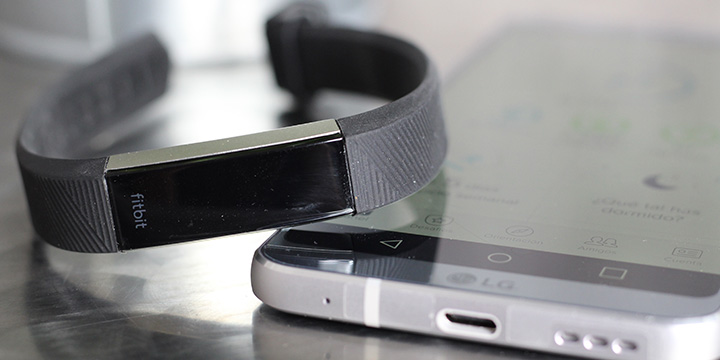 Review: Fitbit Alta HR, una pulsera para cumplir con la operación bikini