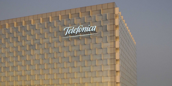 ¿El negro de WhatsApp en las pantallas de Telefónica?