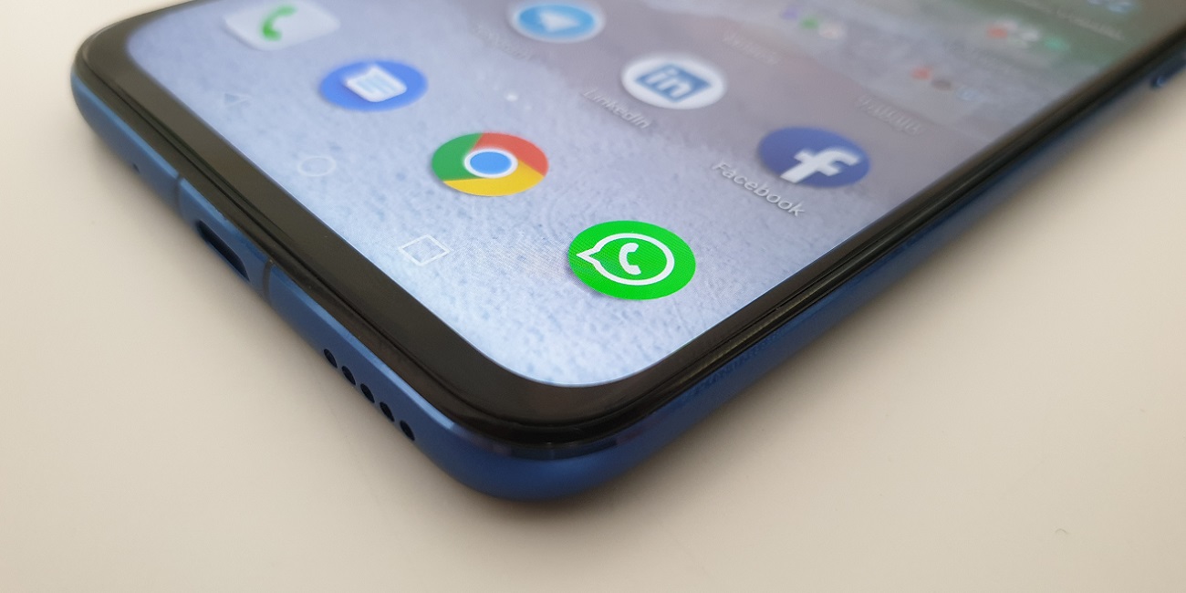 Cómo leer mensajes de WhatsApp sin que salga el check azul