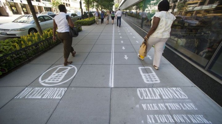 Imagen - Pintan carriles peatonales para andar con el móvil en Washington
