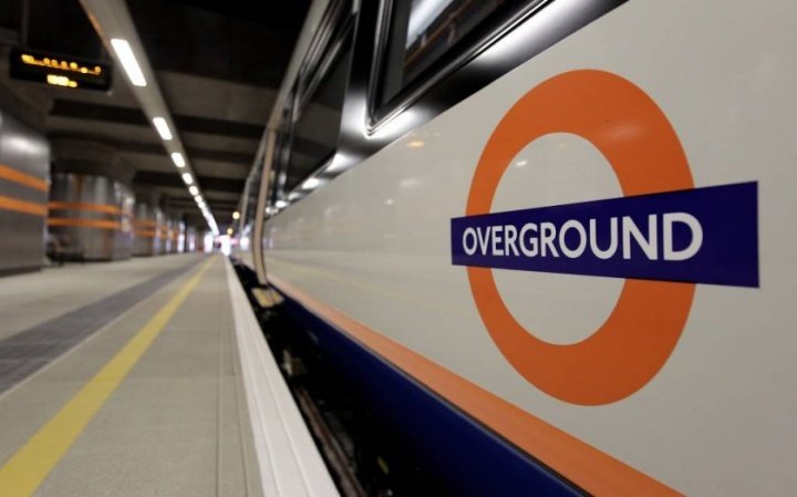 Un hombre es detenido en Londres por cargar su iPhone en el tren