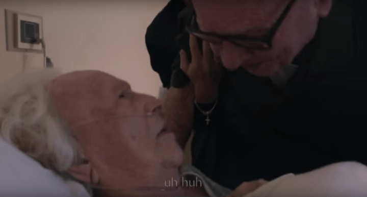 Un anciano se despide de su mujer cantando y se hace viral en YouTube