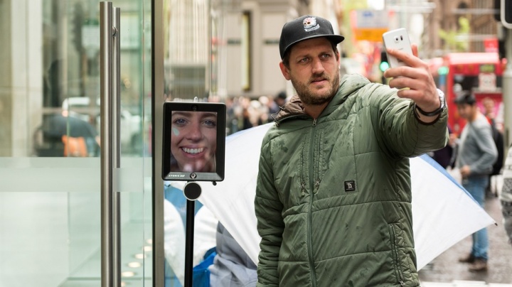 La cuarta "persona" esperando el iPhone 6s es un robot