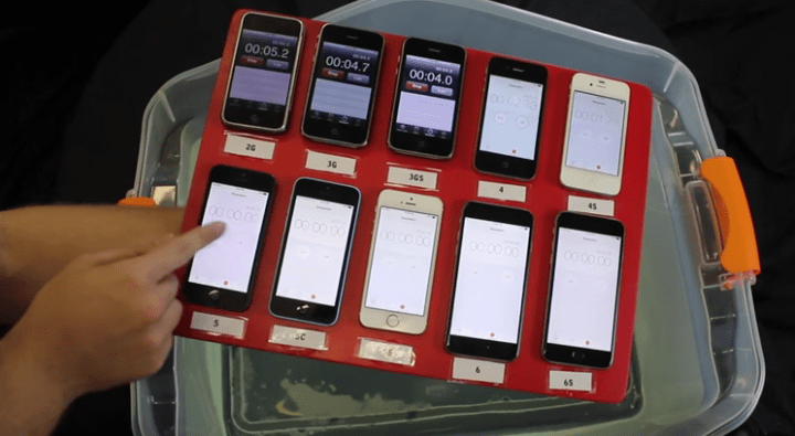 ¿Qué le ocurre al iPhone al sumergirlo en el agua?
