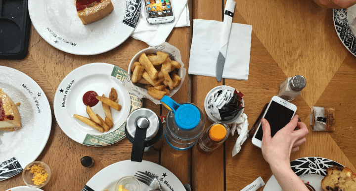 Facebook ya permite pedir comida