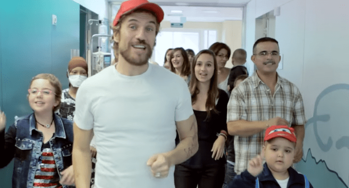 Un falso viral del videoclip de Macaco contra el cáncer circula por WhatsApp