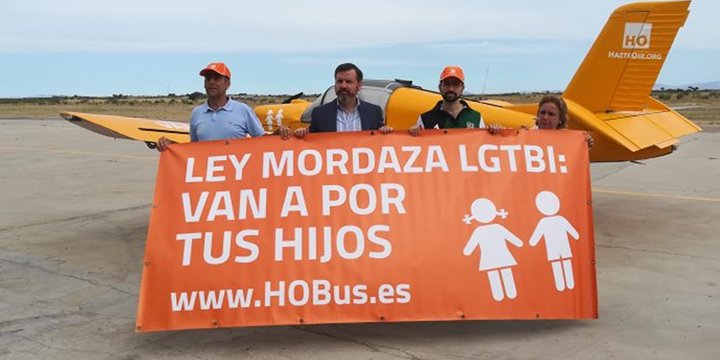 Los mejores memes en redes de la avioneta de Hazte Oír