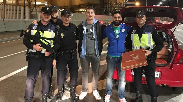 Imagen - Forocoches envía 150 pizzas a la Policía Nacional como muestra de apoyo