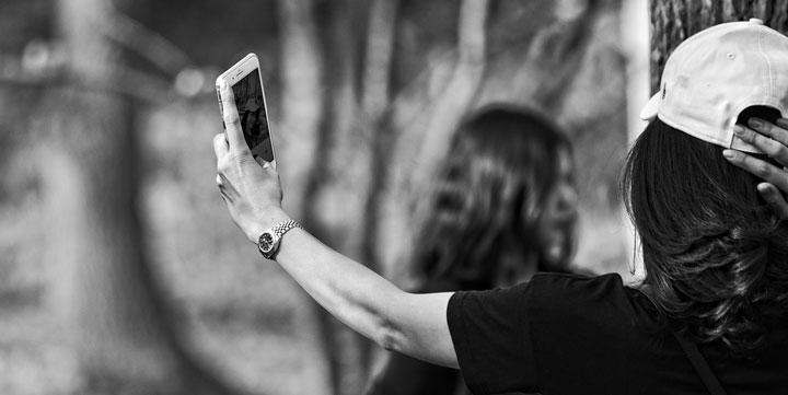Un selfie tomado junto a una mujer atropellada genera polémica en las redes sociales