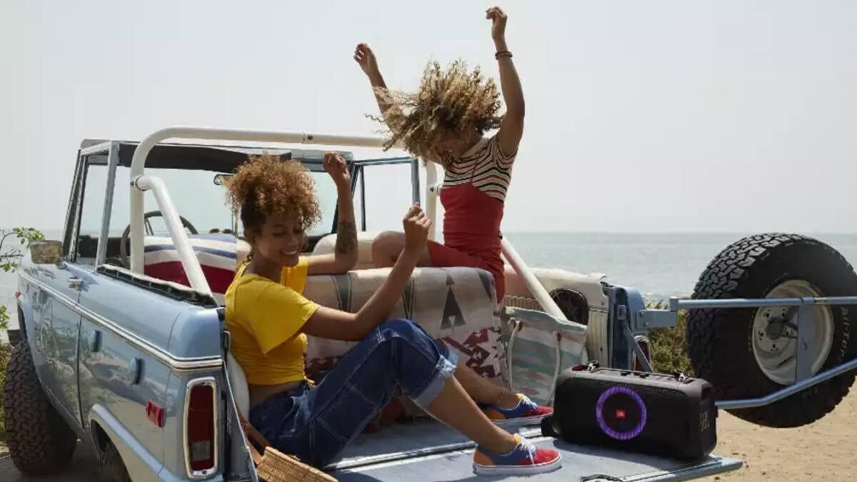 JBL PartyBox On-The-Go y 310: altavoces con luces y entradas para guitarra y micrófono