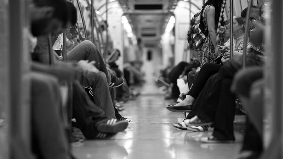 ¿Es seguro cargar el móvil en un USB desconocido como en el Metro?
