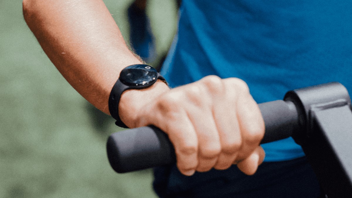 La distancia social se puede garantizar con una smartband como en este gimnasio