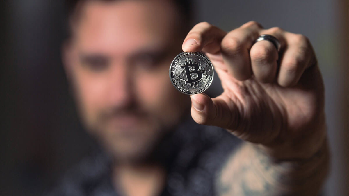 Comprometen cuentas de Twitter verificadas para propagar estafas con Bitcoin