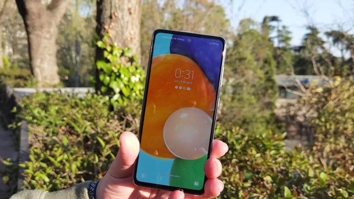 Review: Galaxy A52 5G, potente móvil de gama media con magnífica pantalla y cámara decente