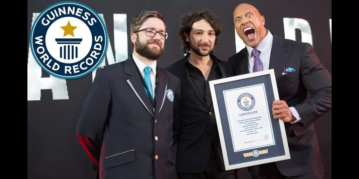 Dwayne Johnson, La Roca, consigue el Récord Guinness de selfies