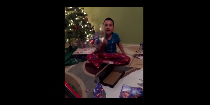 Un niño se enfada al abrir su regalo de Navidad y se hace viral