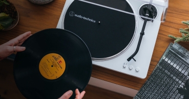 El regalo perfecto para los fans de los vinilos es este dúo de giradiscos y altavoces de Audio-Technica