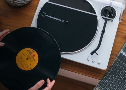 El regalo perfecto para los fans de los vinilos es este dúo de giradiscos y altavoces de Audio-Technica