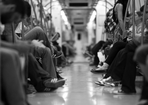Estos son los peligros de cargar el móvil en un lugar público
