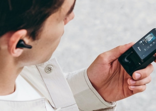Llegan los primeros auriculares con ChatGPT integrado