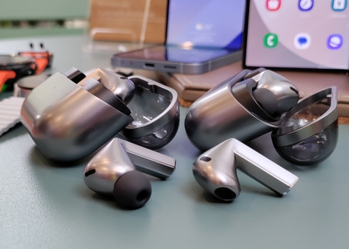 Así son los nuevos Galaxy Buds 3: finalmente, Samsung se rinde a un diseño tipo AirPods