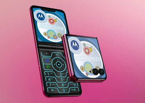 El móvil para las influencers: el plegable Motorola RAZR 50 Ultra llega en color rosa chicle