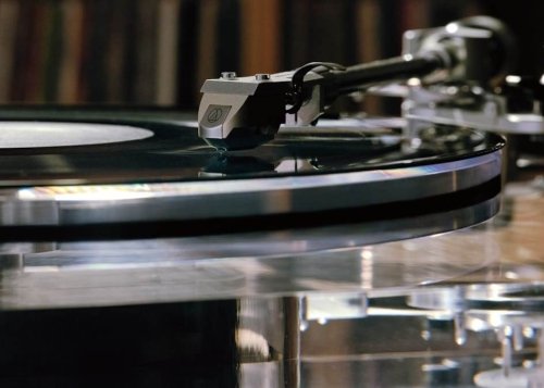 Este tocadiscos de Audio-Technica combina un increíble diseño transparente y un sonido analógico de ensueño