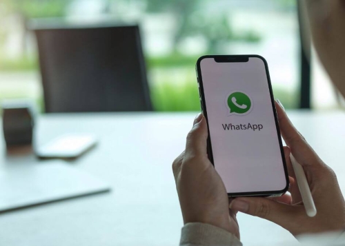WhatsApp no para: permitirá hacer "tests" en los canales, y añadir fondos generados por IA a las videollamadas
