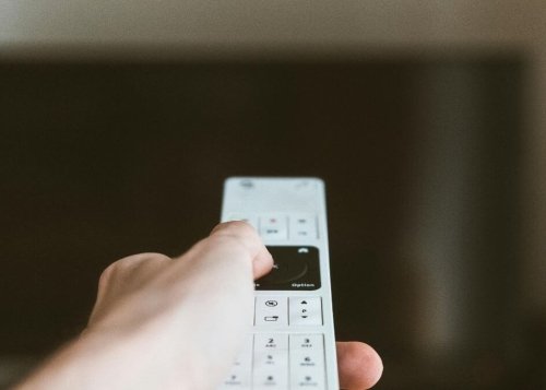 Si tu tele se enciende sola, esta podría ser la causa y es fácil de arreglar