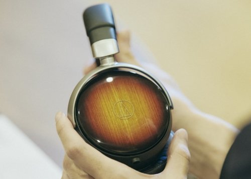 Madera de fresno y sonido impecable: estos exclusivos auriculares Audio-Technica son un homenaje a la guitarra