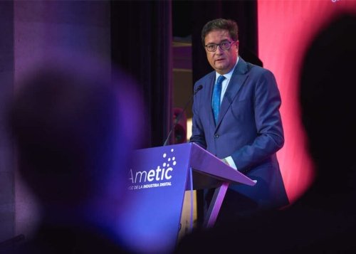 Óscar López anuncia en AMETIC una inversión de 180 millones de euros para proyectos de IA