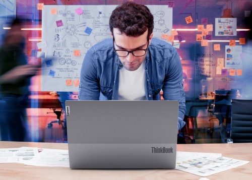 Al hablar de Lenovo, pensamos en PCs. Detrás hay un gigante en IA con infraestructuras, soluciones y servicios