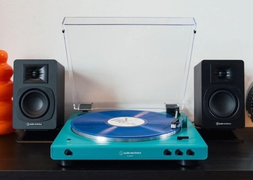 Este tocadiscos de Audio-Technica conquista a primera vista: super colorido, con buen sonido y Bluetooth