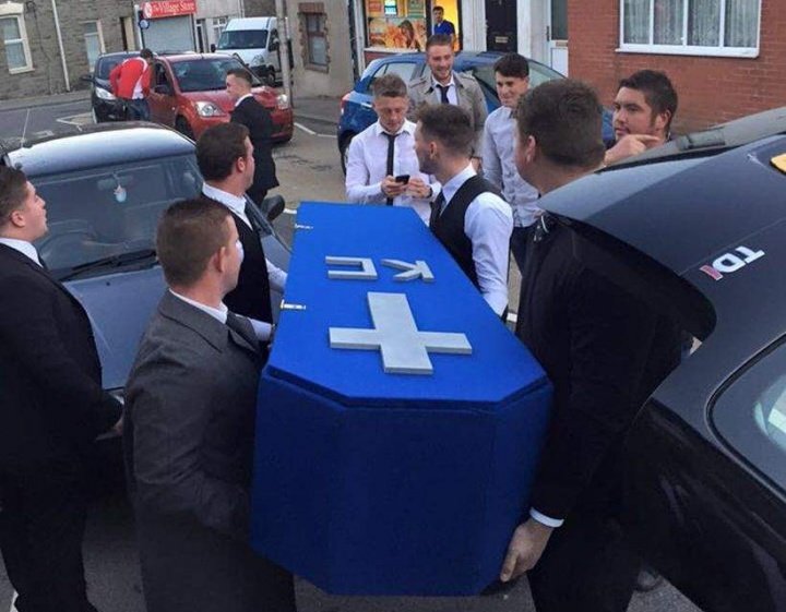 Imagen - Organizan un funeral porque ya no ven a su amigo desde que tiene novia