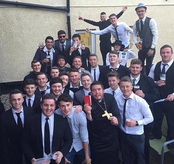 Imagen - Organizan un funeral porque ya no ven a su amigo desde que tiene novia