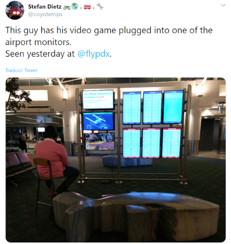 Imagen - Conecta su PS4 a una de las pantallas del aeropuerto y se pone a jugar a Apex Legends